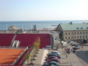 1280px-bastad_tennisstadion_och_hotel_skansen_augusti_2009
